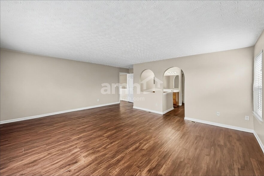Building Photo - 340 Evergreen Cir