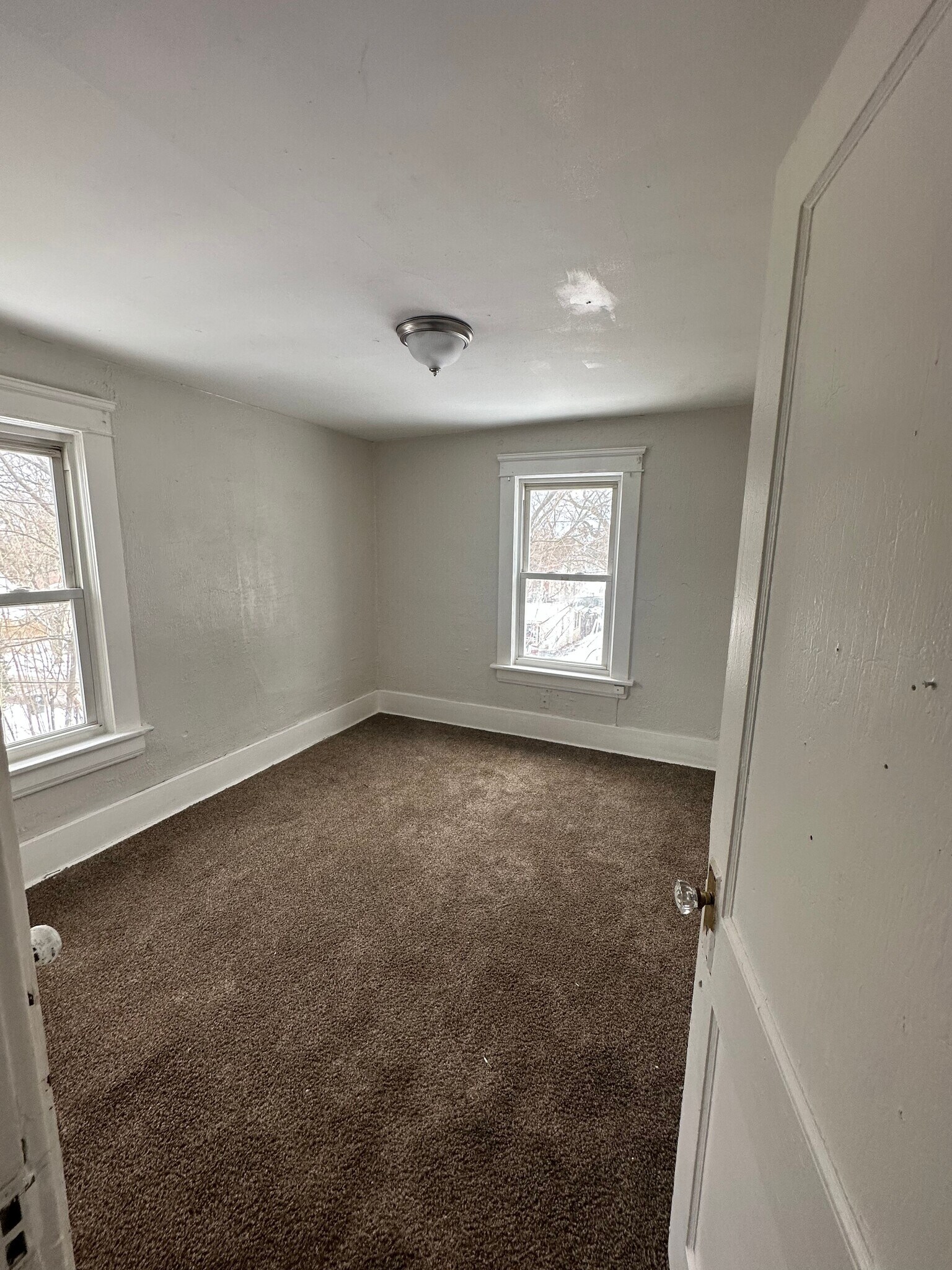 Building Photo - 872 E Crosier St