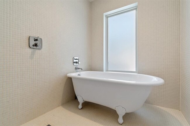 Building Photo - 2202 Montclaire St