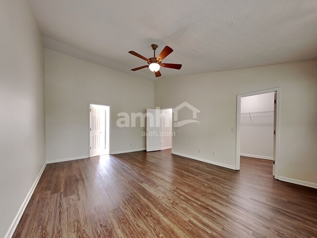 Building Photo - 307 Meadows Ln