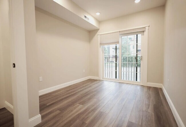 Building Photo - 701 E 2nd St