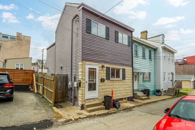 Building Photo - Luxury 3 bed, 3 bath home