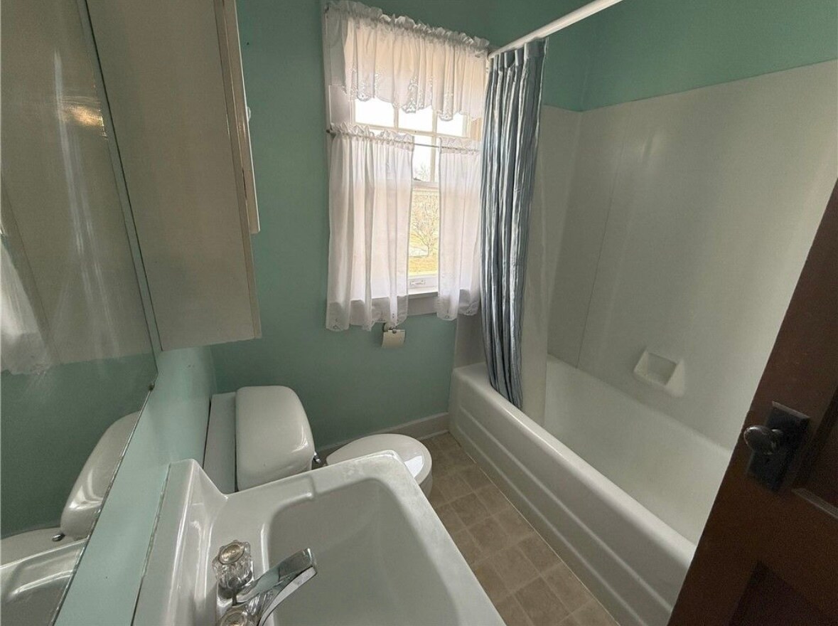 Building Photo - 607 W Saint Anthony Ave