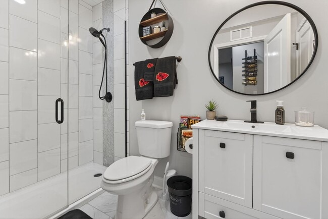 Building Photo - 4 Bed 3 Bath Home | Finished Basement, 2nd Kitchen, Private Backyard | Lee’s Summit