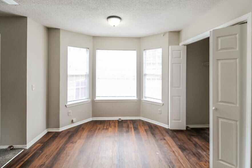 Building Photo - 1015 Redan Trce