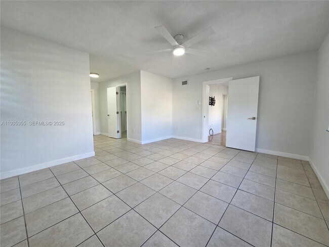 Building Photo - 6240 SW 21st St