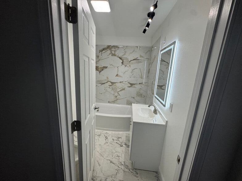 Building Photo - 1836 Cook St