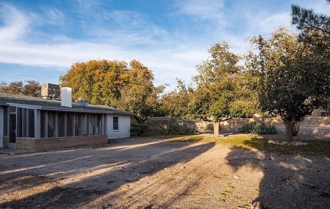 Building Photo - 2955 Huntington Dr