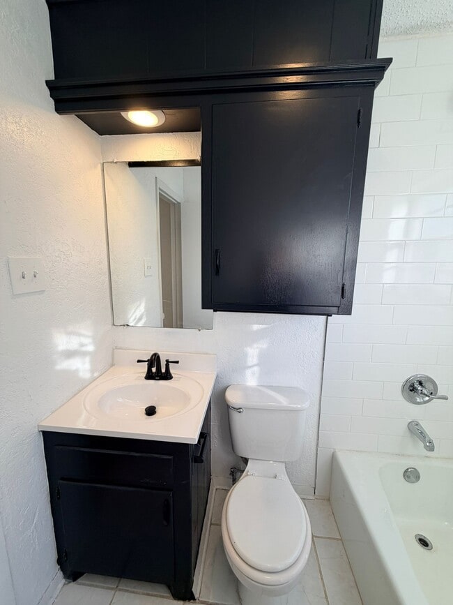 Building Photo - 1323 SE Clover Ln