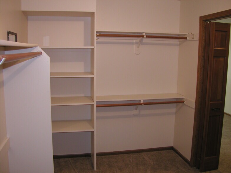 Walk-in Closet - 13305 Discovery Dr