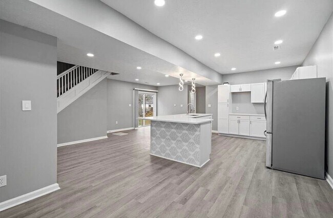 Building Photo - 846 N Parker Ave