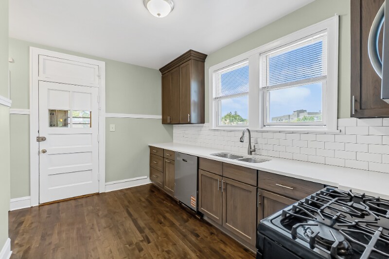 Building Photo - 5742 N Francisco Ave