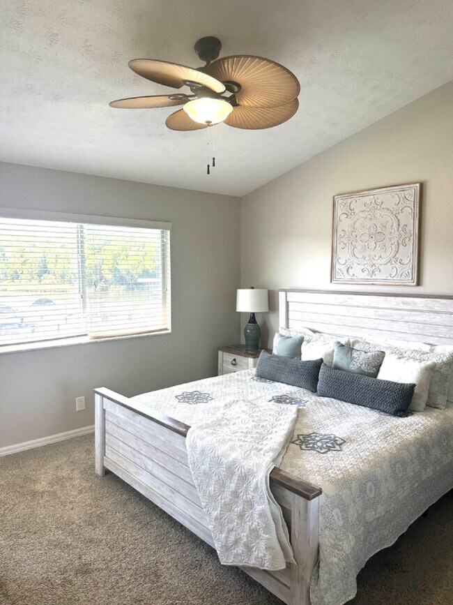 Building Photo - Fully Furnished Waterfront Condo For Rent!