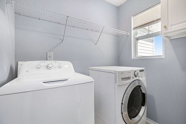 Building Photo - Beautifully Updated 3BR/3BA Coastal Townhome in Prime Location!