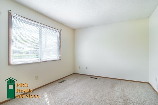 Building Photo - 2 Bedroom Townhome in Oakdale