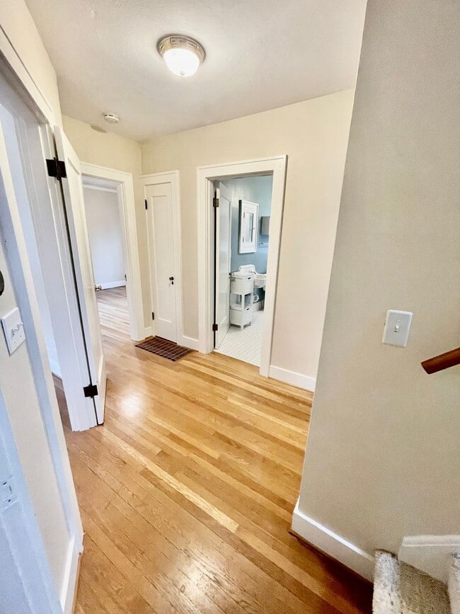 Building Photo - Rare Find, Large 3bd/2bathroom (w/ Bonus Rooms) House Near Rose City Golf Course