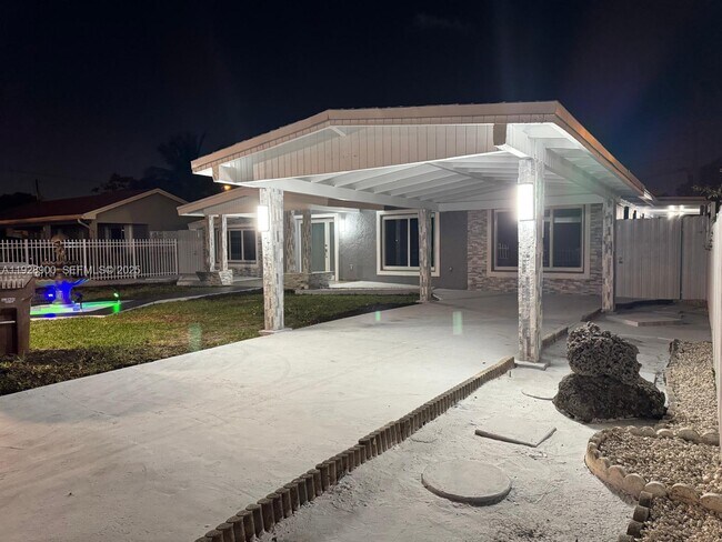 Building Photo - 881 Hialeah Dr