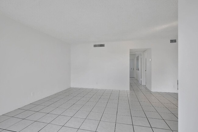 Building Photo - 2350 NE 14th Street Causeway