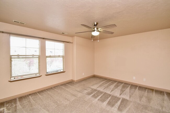 Building Photo - 3 Bed 2.5 Bath Home in HOA Community with Great Amenities!