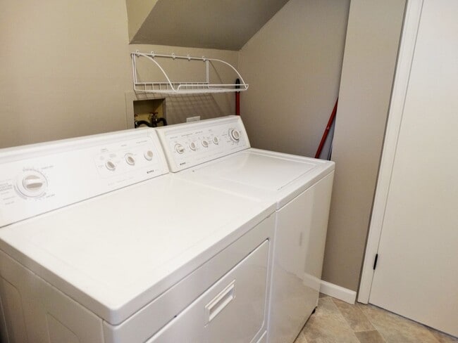 Building Photo - Tri-Level 3 Bedroom 2 Bath Large Backyard ...