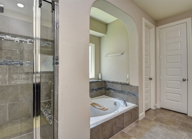 Building Photo - 25710 Oakwood Knoll Dr