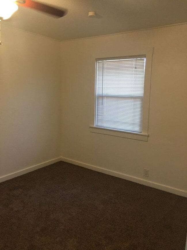 Building Photo - Paradise Cozy 2 bed one bath off of upper ...