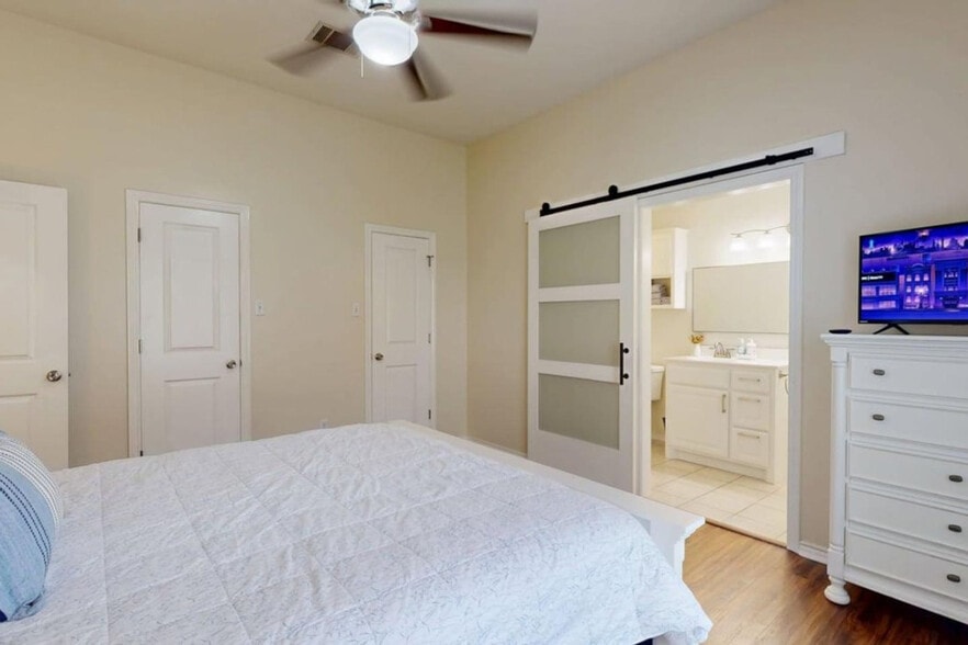 Building Photo - 810 Camellia Ct