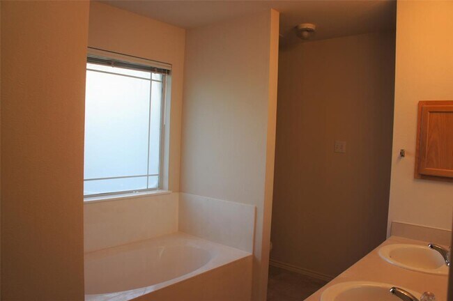 Building Photo - 814 Palo Duro Dr