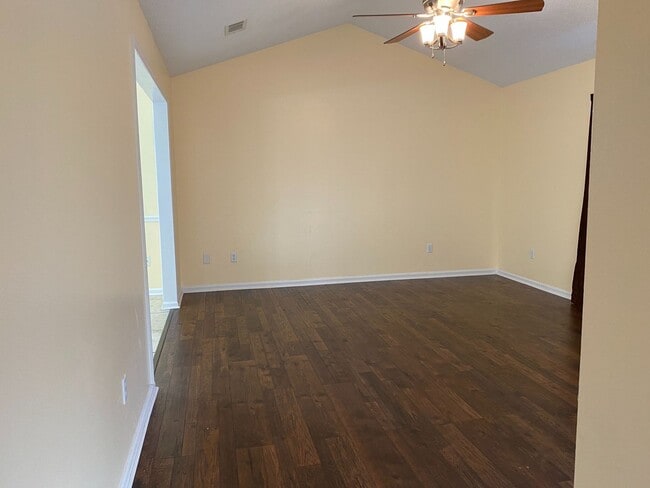 Building Photo - 15 Patricia Ln