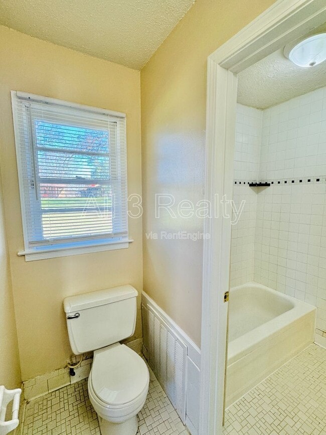 Building Photo - 641 Groveland Dr