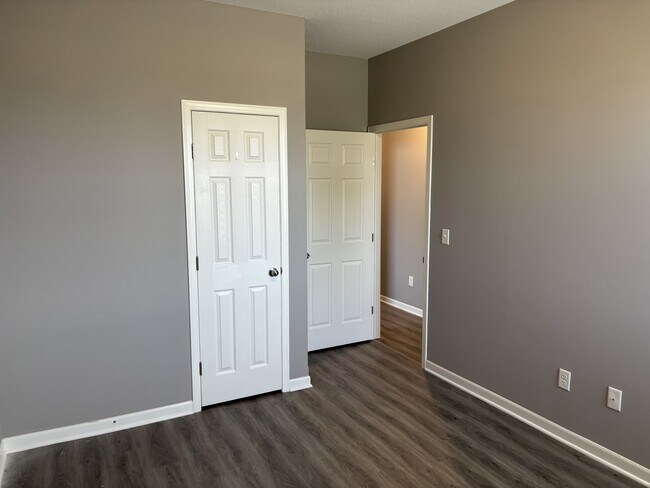 Building Photo - 464 S Longbranch Dr