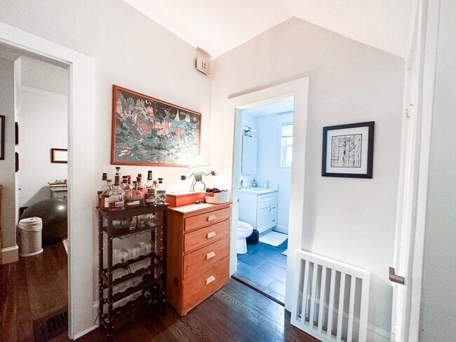 Building Photo - 35 Hillock St