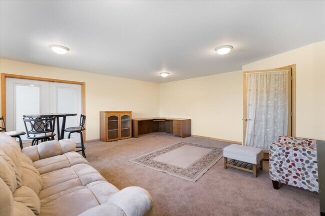 Building Photo - 18610 Jayhawk Dr