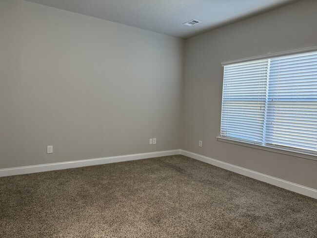 Building Photo - 600 Trellis Square