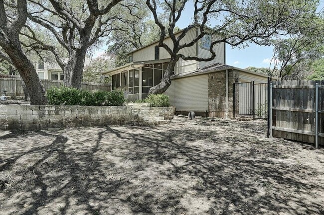 Building Photo - 6501 Cascada Dr