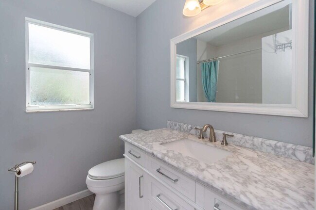 Building Photo - This tasteful decorated home features 3 be...