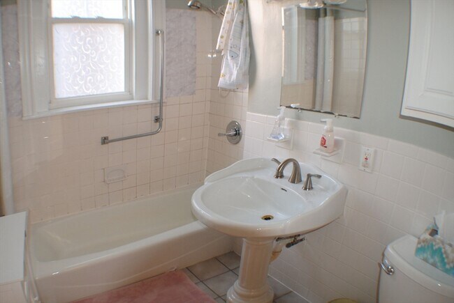 Building Photo - 22 Parkway Rd