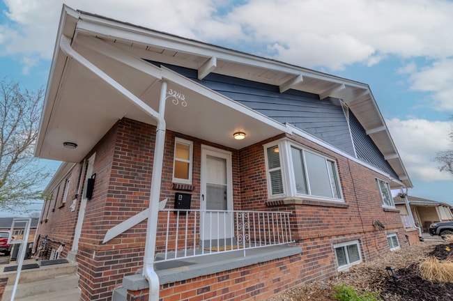 Building Photo - Spacious Updated Unit of Quadplex Available in Park Hill