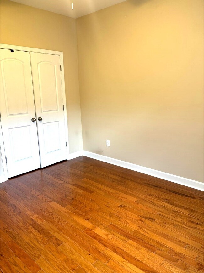 Building Photo - 231 Belclare Way