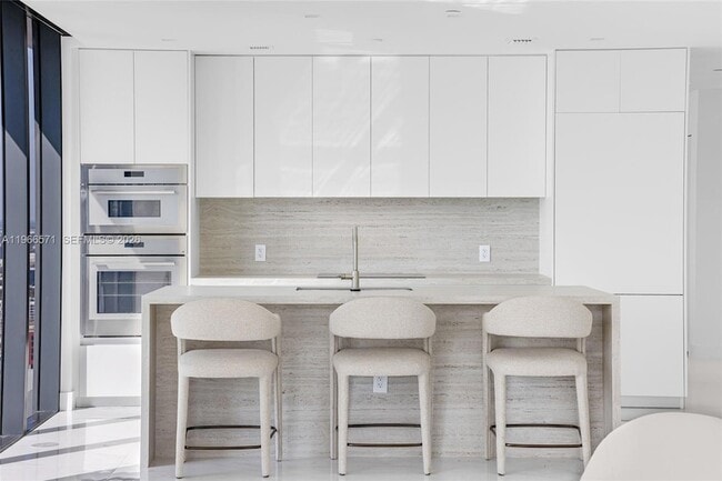 Building Photo - 700 NE 24th St