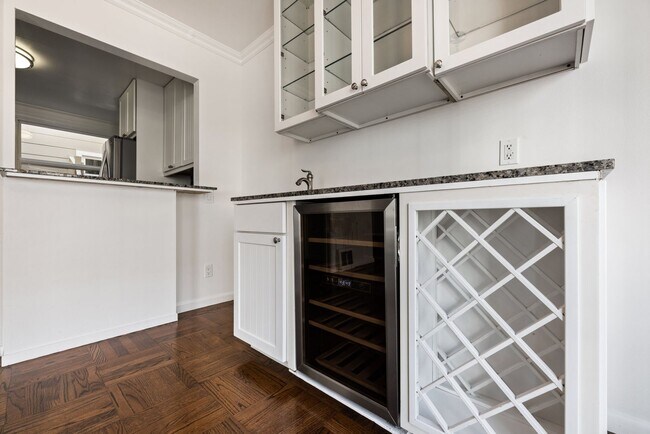 Building Photo - Stunning, Pet Friendly Edwardian 2BR Remod...