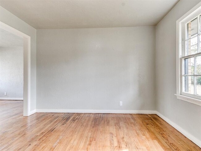 Building Photo - 512 SW 49th St