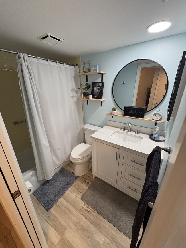 Building Photo - 512 W Venice Ave