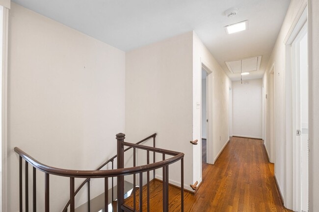 Building Photo - Mid Centurty Modern Home