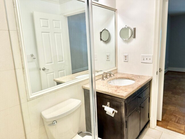 Building Photo - Sutton Place - 3 beds 2.5 baths!  Parking!...