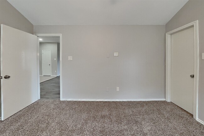 Building Photo - 804 Lovebug Ln