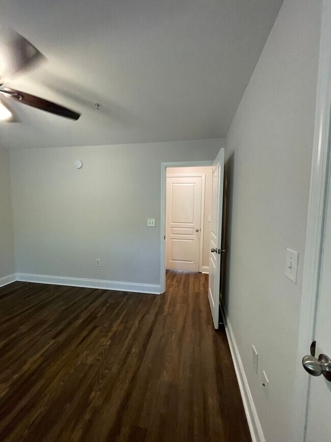 Building Photo - Three Bedroom Townhouse Available!