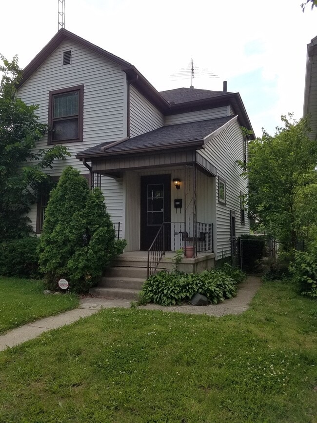 Building Photo - Great 2 bedroom w/detached garage near UD and Miami Valley Hospital!