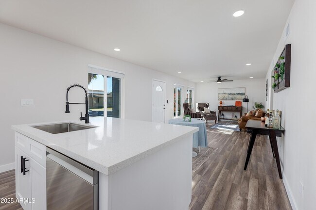 Building Photo - 2936 W Michelle Dr