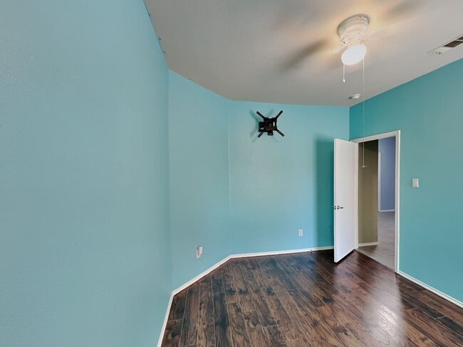 Building Photo - READY FOR MOVE IN NOW!